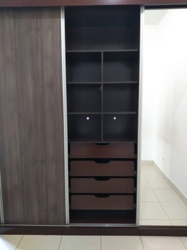 armário incluso com espelhos